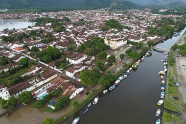 Brezilya, Rio de Janeiro 'daki Paraty' nin tarihi merkezinin tekneli havadan görüntüsü. Harika manzara..
