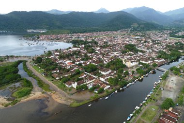 Brezilya, Rio de Janeiro 'daki Paraty' nin tarihi merkezinin tekneli havadan görüntüsü. Harika manzara..