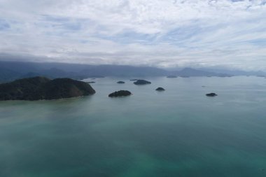 Rio de Janeiro, Brezilya 'daki Paraty Körfezi' nin havadan görüntüsü. Harika bir manzara. Tropik seyahat. Seyahat güzergahı. Tatil gezisi.