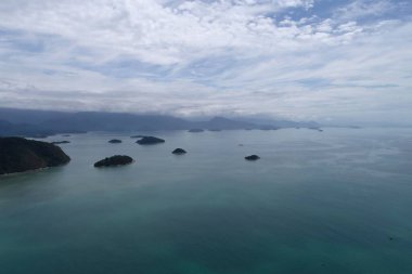 Rio de Janeiro, Brezilya 'daki Paraty Körfezi' nin havadan görüntüsü. Harika bir manzara. Tropik seyahat. Seyahat güzergahı. Tatil gezisi.