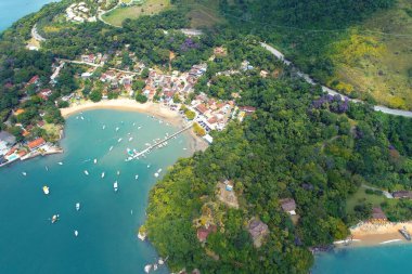 Rio de Janeiro, Brezilya 'daki Paraty Körfezi' nin havadan görüntüsü. Harika bir manzara. Tropik seyahat. Seyahat güzergahı. Tatil gezisi.