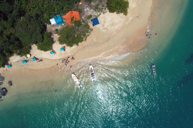 Rio de Janeiro, Brezilya 'daki Paraty Körfezi' nin havadan görüntüsü. Harika bir manzara. Tropik seyahat. Seyahat güzergahı. Tatil gezisi.