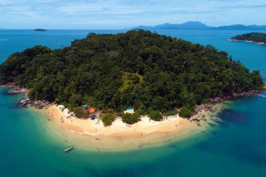 Rio de Janeiro, Brezilya 'daki Paraty Körfezi' nin havadan görüntüsü. Harika bir manzara. Tropik seyahat. Seyahat güzergahı. Tatil gezisi.