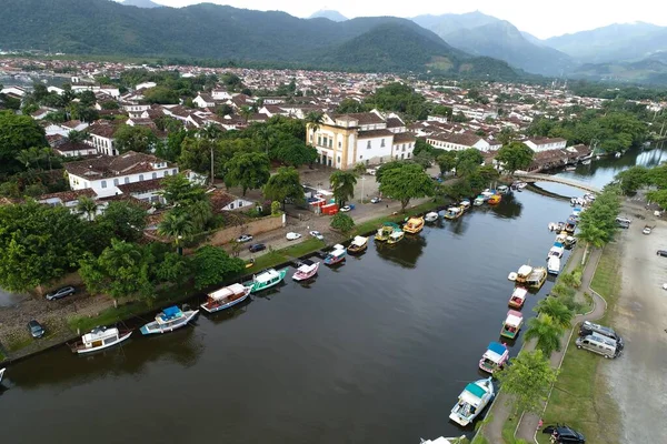 Brezilya, Rio de Janeiro 'daki Paraty' nin tarihi merkezinin tekneli havadan görüntüsü. Harika manzara..