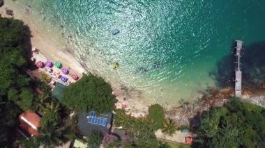 Rio de Janeiro, Brezilya 'daki Paraty Körfezi' nin havadan görüntüsü. Harika bir manzara. Tropik seyahat. Seyahat güzergahı. Tatil gezisi.