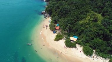 Rio de Janeiro, Brezilya 'daki Paraty Körfezi' nin havadan görüntüsü. Harika bir manzara. Tropik seyahat. Seyahat güzergahı. Tatil gezisi.
