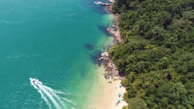 Rio de Janeiro, Brezilya 'daki Paraty Körfezi' nin havadan görüntüsü. Harika bir manzara. Tropik seyahat. Seyahat güzergahı. Tatil gezisi.