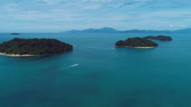 Rio de Janeiro, Brezilya 'daki Paraty Körfezi' nin havadan görüntüsü. Harika bir manzara. Tropik seyahat. Seyahat güzergahı. Tatil gezisi.