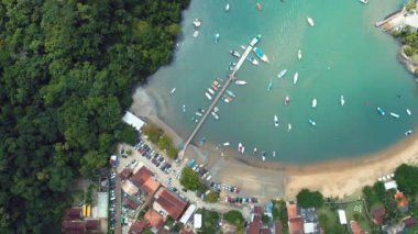 Rio de Janeiro, Brezilya 'daki Paraty Körfezi' nin havadan görüntüsü. Harika bir manzara. Tropik seyahat. Seyahat güzergahı. Tatil gezisi.