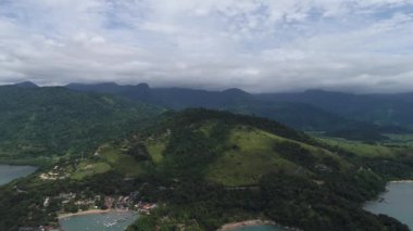Rio de Janeiro, Brezilya 'daki Paraty Körfezi' nin havadan görüntüsü. Harika bir manzara. Tropik seyahat. Seyahat güzergahı. Tatil gezisi.