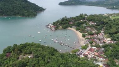 Rio de Janeiro, Brezilya 'daki Paraty Körfezi' nin havadan görüntüsü. Harika bir manzara. Tropik seyahat. Seyahat güzergahı. Tatil gezisi.