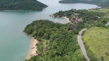 Rio de Janeiro, Brezilya 'daki Paraty Körfezi' nin havadan görüntüsü. Harika bir manzara. Tropik seyahat. Seyahat güzergahı. Tatil gezisi.
