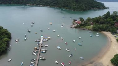 Brezilya, Rio de Janeiro 'daki Paraty' nin tarihi merkezinin tekneli havadan görüntüsü. Harika manzara..
