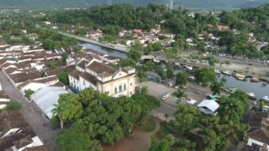 Brezilya, Rio de Janeiro 'daki Paraty' nin tarihi merkezinin tekneli havadan görüntüsü. Harika manzara..