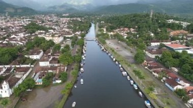 Brezilya, Rio de Janeiro 'daki Paraty' nin tarihi merkezinin tekneli havadan görüntüsü. Harika manzara..
