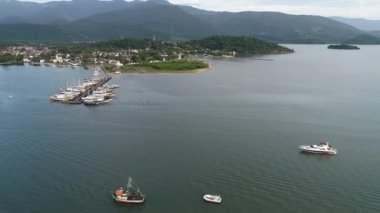 Brezilya, Rio de Janeiro 'daki Paraty' nin tarihi merkezinin tekneli havadan görüntüsü. Harika manzara..