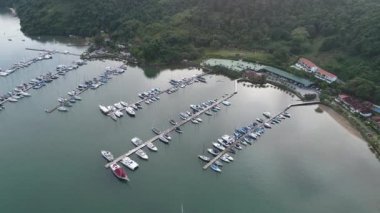 Brezilya, Rio de Janeiro 'daki Paraty' nin tarihi merkezinin tekneli havadan görüntüsü. Harika manzara..
