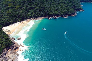 Güneşli bir günde Paraty Körfezi 'nin panoramik manzarası, Rio de Janeiro, Brezilya. Harika bir manzara. Seyahat güzergahı. Tatil seyahati. Tropik seyahat. 