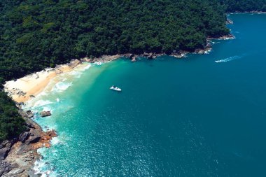 Güneşli bir günde Paraty Körfezi 'nin panoramik manzarası, Rio de Janeiro, Brezilya. Harika bir manzara. Seyahat güzergahı. Tatil seyahati. Tropik seyahat. 