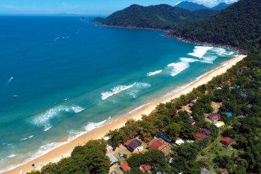 Güneşli bir günde Paraty Körfezi 'nin panoramik manzarası, Rio de Janeiro, Brezilya. Harika bir manzara. Seyahat güzergahı. Tatil seyahati. Tropik seyahat. 