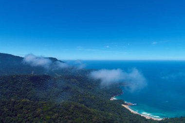 Güneşli bir günde Paraty Körfezi 'nin panoramik manzarası, Rio de Janeiro, Brezilya. Harika bir manzara. Seyahat güzergahı. Tatil seyahati. Tropik seyahat. 