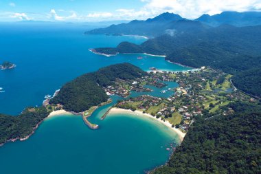 Güneşli bir günde Paraty Körfezi 'nin panoramik manzarası, Rio de Janeiro, Brezilya. Harika bir manzara. Seyahat güzergahı. Tatil seyahati. Tropik seyahat. 