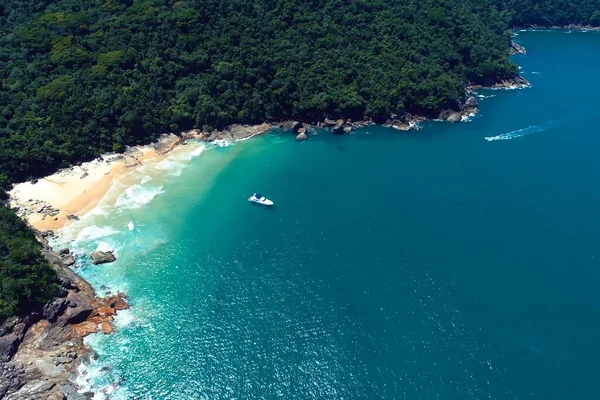 Güneşli bir günde Paraty Körfezi 'nin panoramik manzarası, Rio de Janeiro, Brezilya. Harika bir manzara. Seyahat güzergahı. Tatil seyahati. Tropik seyahat. 