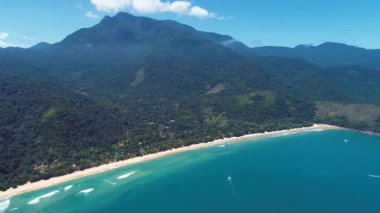 Güneşli bir günde Paraty Körfezi 'nin panoramik manzarası, Rio de Janeiro, Brezilya. Harika bir manzara. Seyahat güzergahı. Tatil seyahati. Tropik seyahat. 