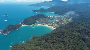Güneşli bir günde Paraty Körfezi 'nin panoramik manzarası, Rio de Janeiro, Brezilya. Harika bir manzara. Seyahat güzergahı. Tatil seyahati. Tropik seyahat. 