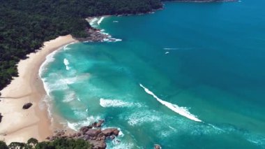 Güneşli bir günde Paraty Körfezi 'nin panoramik manzarası, Rio de Janeiro, Brezilya. Harika bir manzara. Seyahat güzergahı. Tatil seyahati. Tropik seyahat. 