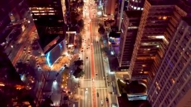 Gece şehir yaşamının havadan görünüşü. Harika manzara..