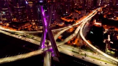 Gece şehir yaşamının havadan görünüşü. Harika manzara..