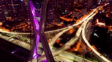 Gece şehir yaşamının havadan görünüşü. Harika manzara..