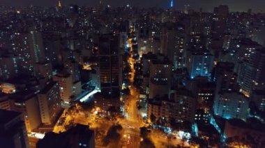 Gece şehir yaşamının havadan görünüşü. Harika manzara..