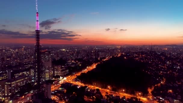 街の生活シーンでの日没の空中ビュー 素晴らしい風景 — ストック動画