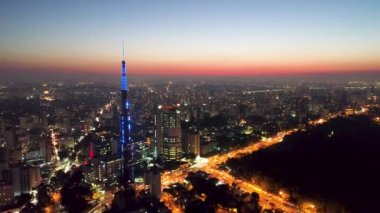 Şehir yaşamında günbatımının panoramik görüntüsü. Harika manzara..