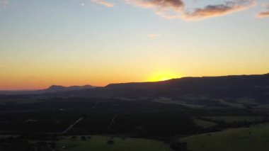 Kırsal yaşam sahnesinin havadan görünüşü. Harika bir manzara. Kır manzarası.