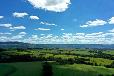 Kırsal kesimdeki kırsal yaşam manzarasının havadan görünüşü. Harika manzara..