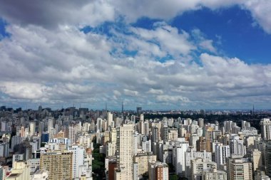 Bulutlu bir günde panoramik bir şehir manzarası. Harika manzara..