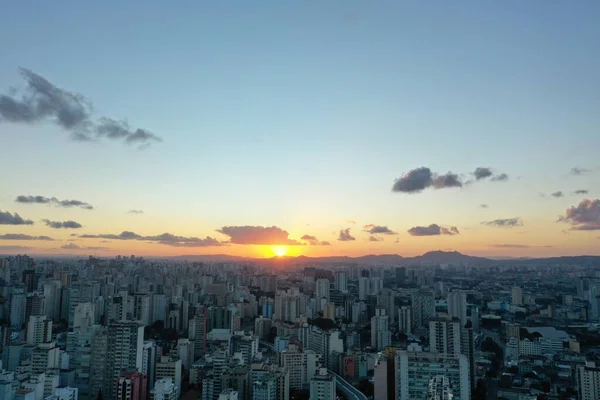 Αεροφωτογραφία Του Ηλιοβασιλέματος Στην Πόλη Μεγάλο Τοπίο — Φωτογραφία Αρχείου