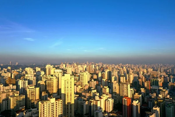 Vista Panorâmica Nascer Sol Cena Vida Cidade Com Céu Azul — Fotografia de Stock