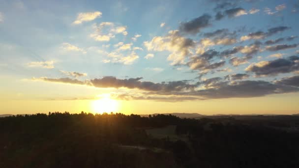 森の中の夕日の風景の空中ビュー 農村の生活シーン 素晴らしい風景 — ストック動画