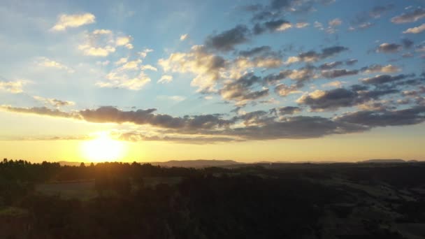 从空中俯瞰森林中的日落景观 农村生活场景 美丽的风景 — 图库视频影像