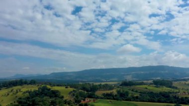 Güneşli bir günde kırsal arazinin havadan görünüşü. Kırsal yaşam tarzı. 