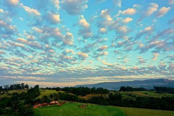 Vista Aérea Del Cielo Dramático Rancho Escena Vida Rural Paisaje — Foto de Stock