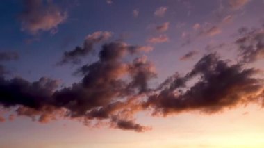 Çiftlikteki dramatik gökyüzü manzarası. Kırsal yaşam sahnesi. Kırsal alan.