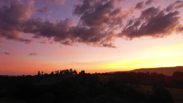 牧場で劇的な空の空中ビュー 農村の生活シーン 田園風景 — ストック動画