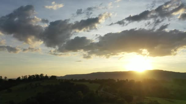 Luftaufnahme Des Dramatischen Himmels Auf Der Ranch Szene Aus Dem — Stockvideo