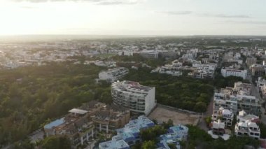 Cancun yakınlarındaki Riviera Maya 'da büyük bir otelin etrafında daireler çiziyor.