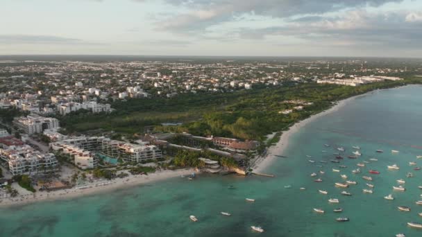 Filmación aérea Rodeando un complejo en la bahía cerca de Cancún — Vídeo de stock